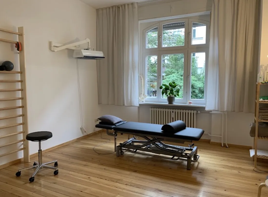 Behandlungsraum mit Sprossenwand
